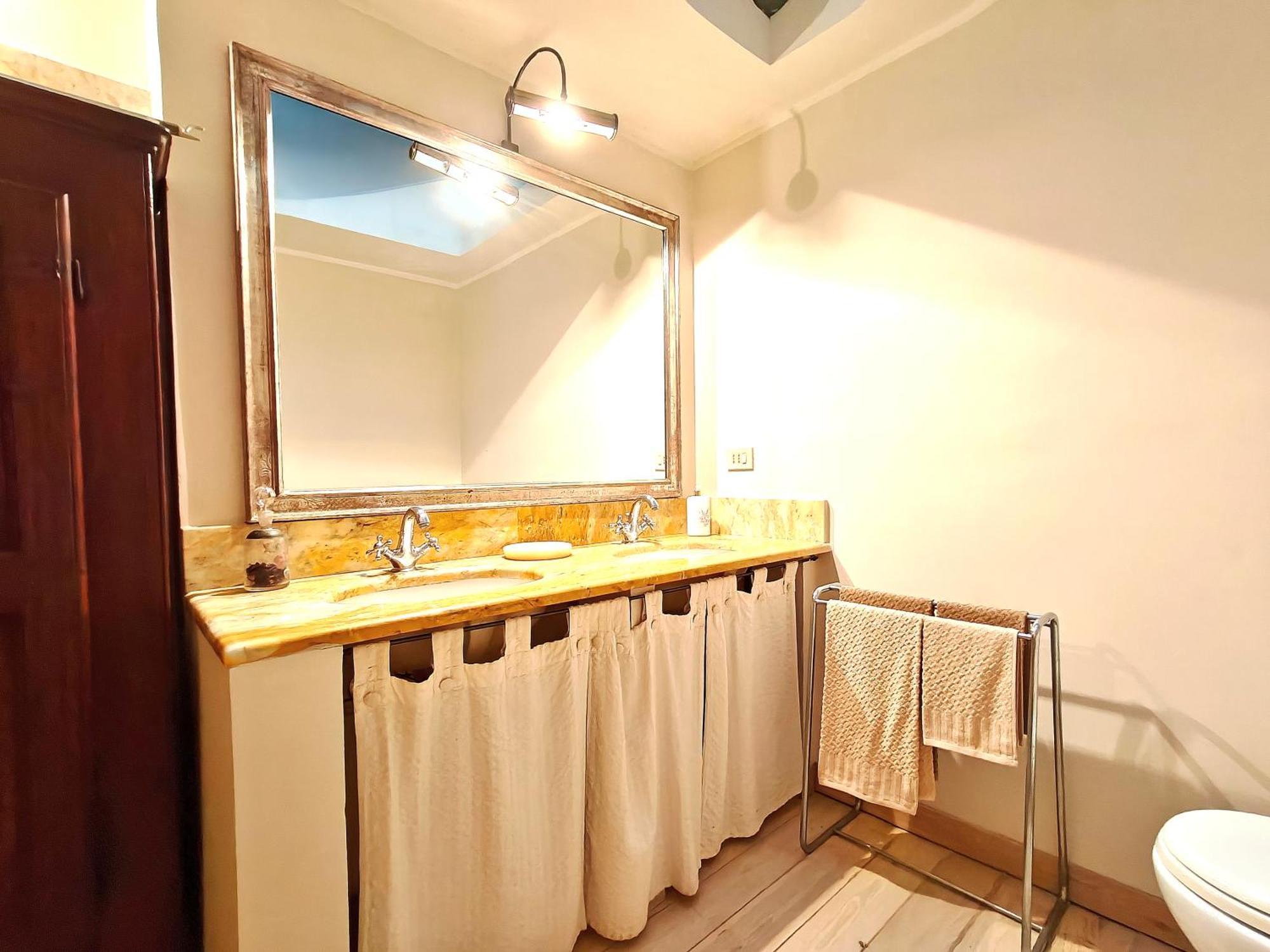 Mazzini Charming Getaway With Courtyard Apartment