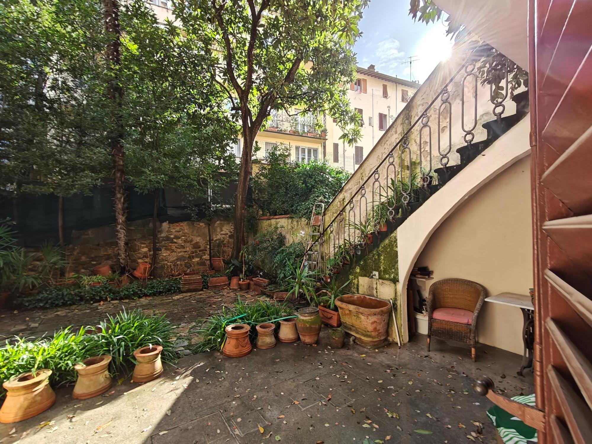 Apartment Mazzini Charming Getaway With Courtyard *